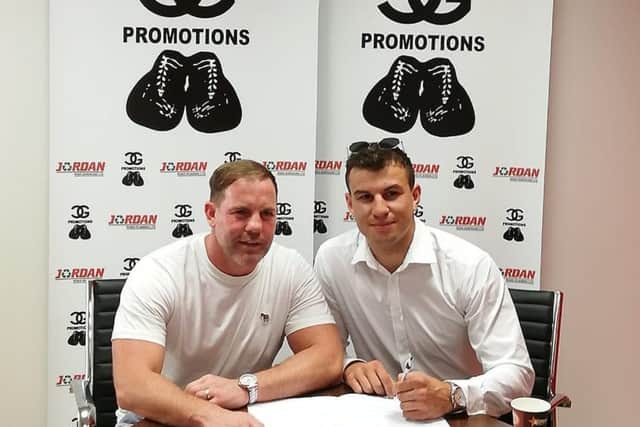 Stan Stannard signs his first professional contract with promoter Carl Greaves EMN-190729-083730002