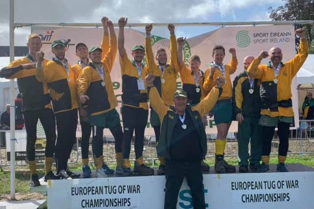 Celebrating their 720kg gold medal EMN-190924-181036002