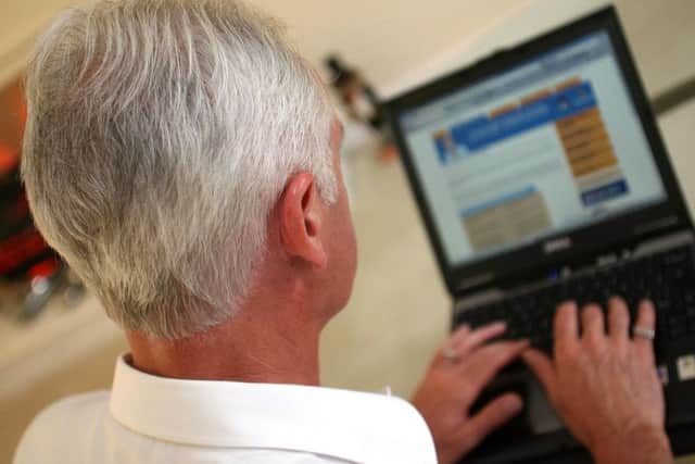 An elderly gentleman surfs the Internet EMN-160125-153233001