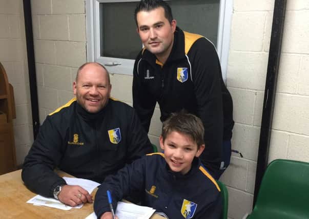Ben Godfrey signs for Mansfield Town's Under 12s elite squad with manager Dave Butler (left) EMN-160127-101937002