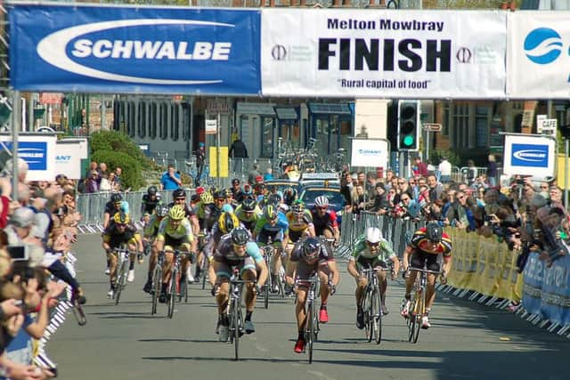 Steele van Hoff edges an exciting sprint finish in Sherard Street EMN-160418-090450002