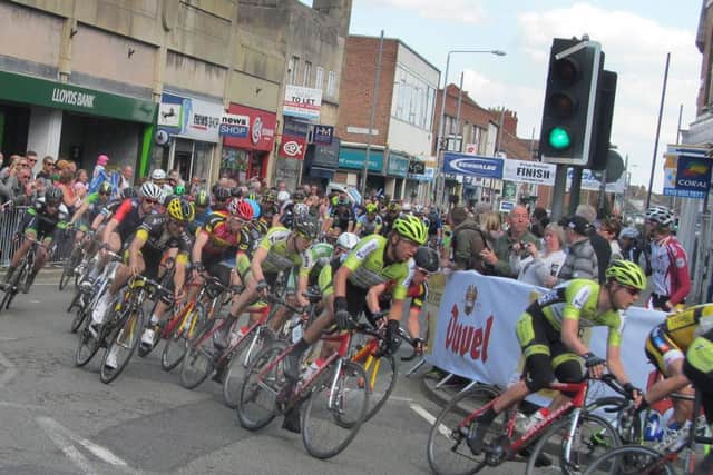 Riders begin the second finishing circuit in Melton town centre EMN-160418-090515002