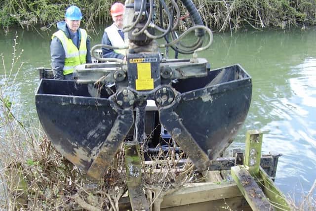 The Melton and Oakham Waterways (MOWS) boat team in action EMN-160419-185506001
