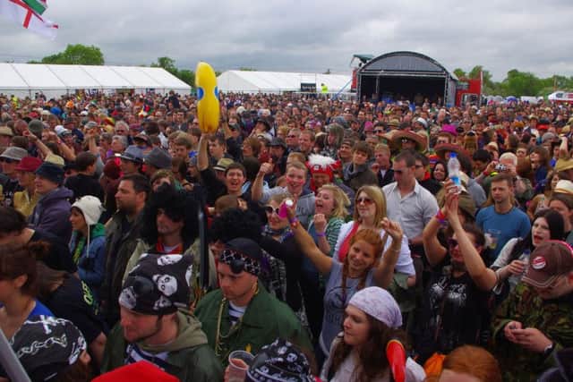 Crowds soak up the atmosphere at Glastonbudget