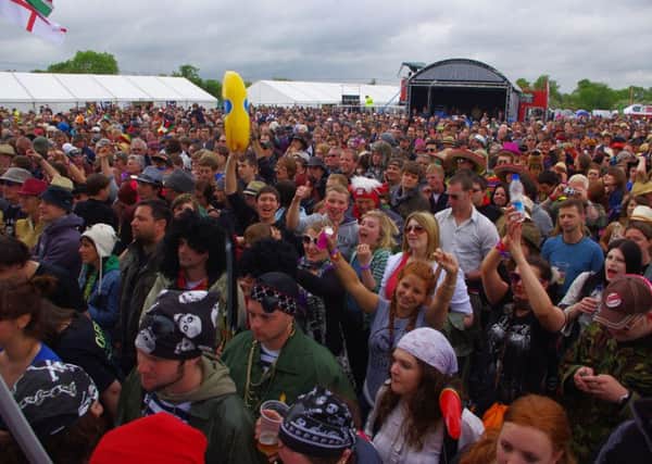 Crowds soak up the atmosphere at Glastonbudget