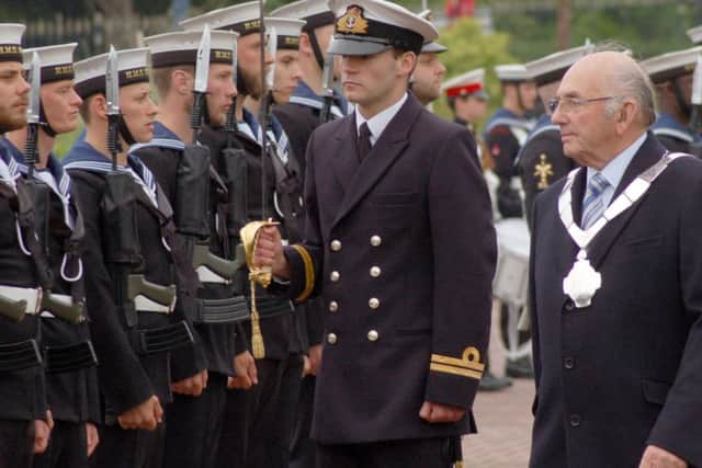 Mayor of Melton David Wright inspects the ship's company EMN-160106-144348001