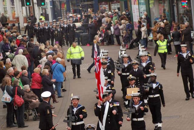 Crowds line the streets as the parade heads towards Nottingham Street EMN-160106-144535001