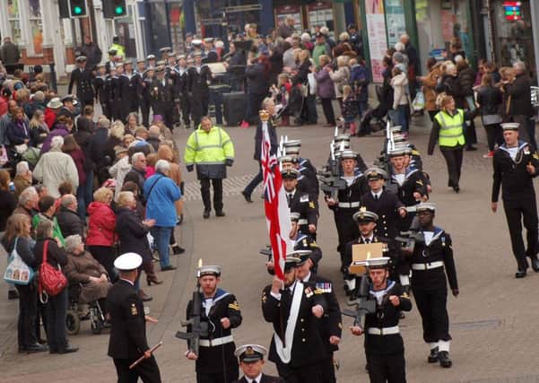 Crowds line the streets as the parade heads towards Nottingham Street EMN-160106-144535001
