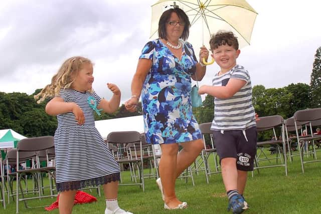 Jasmine Greaves and Freddie Prior show off some dance moves with their gran Jan Prior EMN-160613-100131001