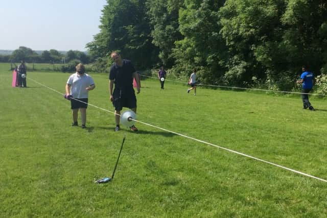 Inventor Mark Beeby demonstrates the Running Line to an Asfordby Hill pupil EMN-160621-152529002