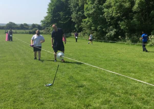 Inventor Mark Beeby demonstrates the Running Line to an Asfordby Hill pupil EMN-160621-152529002