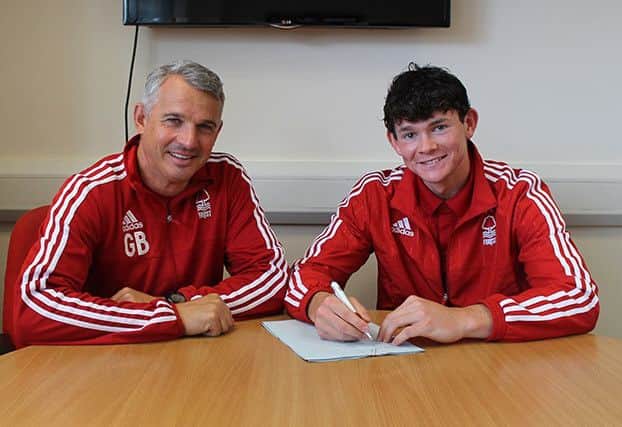 Ollie Burke signs a new deal with Nottingham Forest academy manager Gary Brazil ahead of the 2015 season EMN-160829-105119002