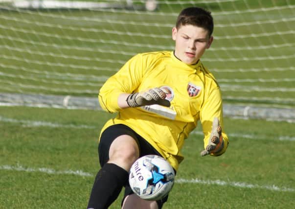 Louth keeper Kelsey Shuard springs into action EMN-161027-145844002