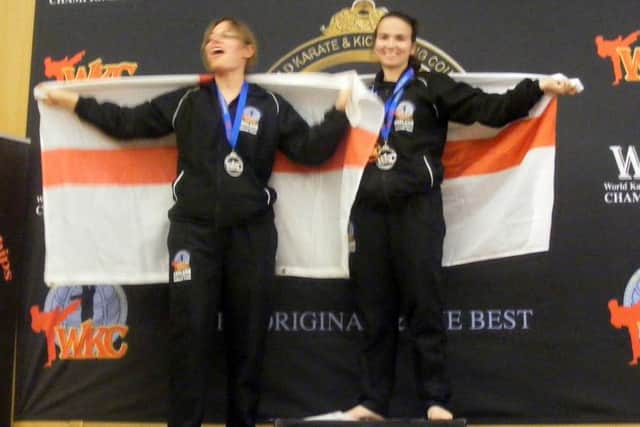 Anneka Sherratt (left) and Emmadee Fox on the world championships podium EMN-161123-165351002