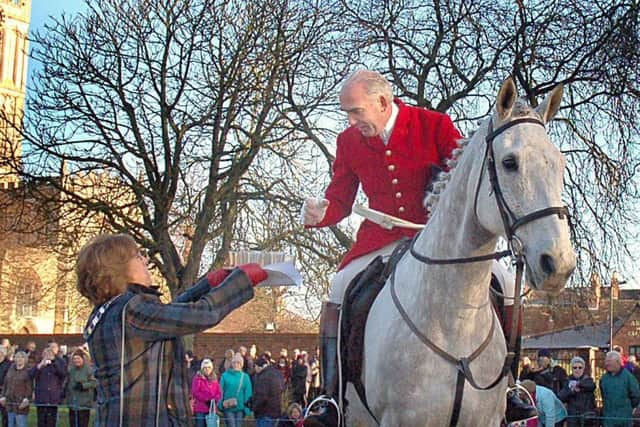 Melton Town Estate Senior Townwarden Dinah Hickling hands out a warming drink to Cottesmore Hunt Joint-Master Andrew Osborne at Monday's meet EMN-170301-120110001