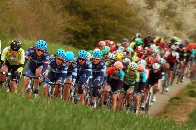 Riders pick their way carefully along Stygate Lane EMN-170401-173128002