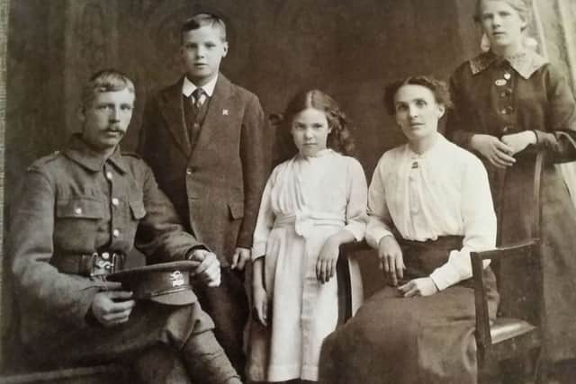 Fred Radford with his father Thomas, on leave from service in the First World War, his sisters Elsie and Annie and his mother Sarah EMN-170117-185003001