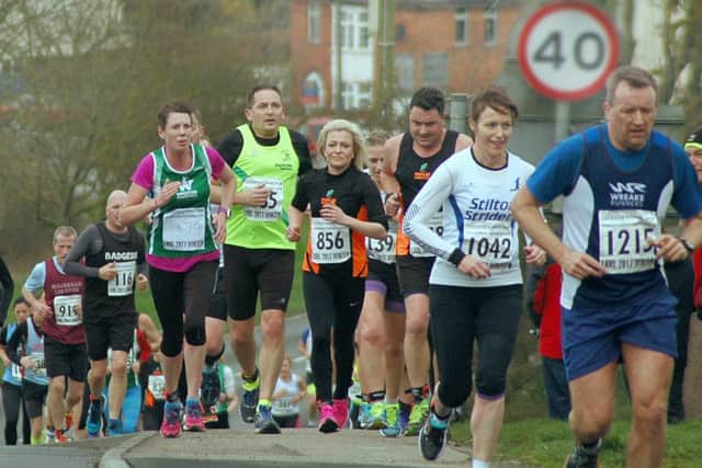 Runners climb Asfordby Hill for the first time EMN-170228-122642002