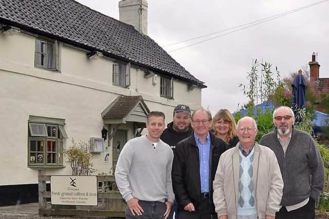 This picture features several of the Auf Wiedersehen, Pet Fansite team and ex Central Television Crew members who worked on creating the show.
PHOTO from Auf Wiedersehen, Pet Fansite www.auf-pet.com EMN-170419-152347001