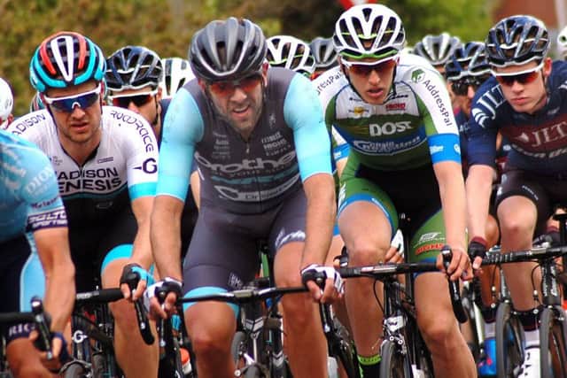 The peloton arrives at Somerby EMN-170424-085118002