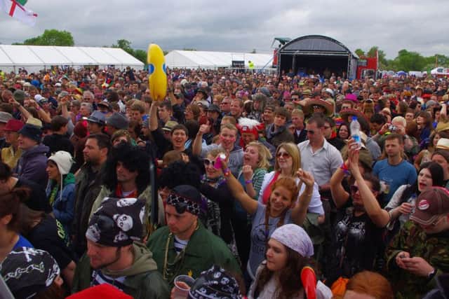 Crowds soak up the atmosphere at Glastonbudget