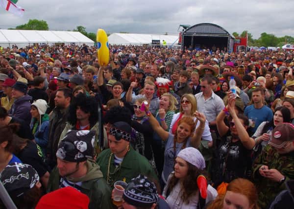 Crowds soak up the atmosphere at Glastonbudget