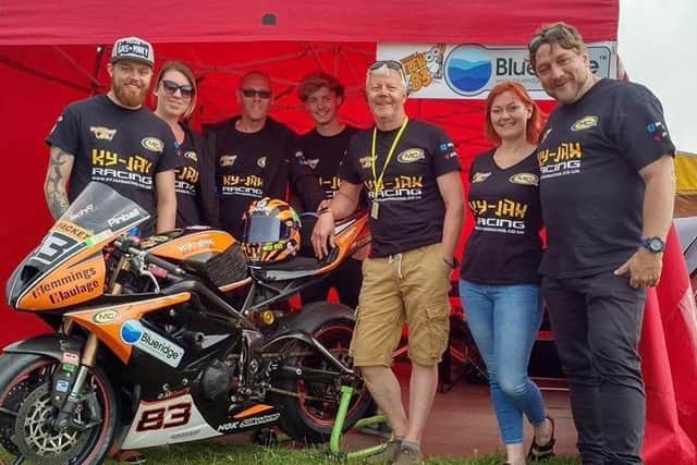 Ben with his support crew at the Isle of Man EMN-170727-120912002